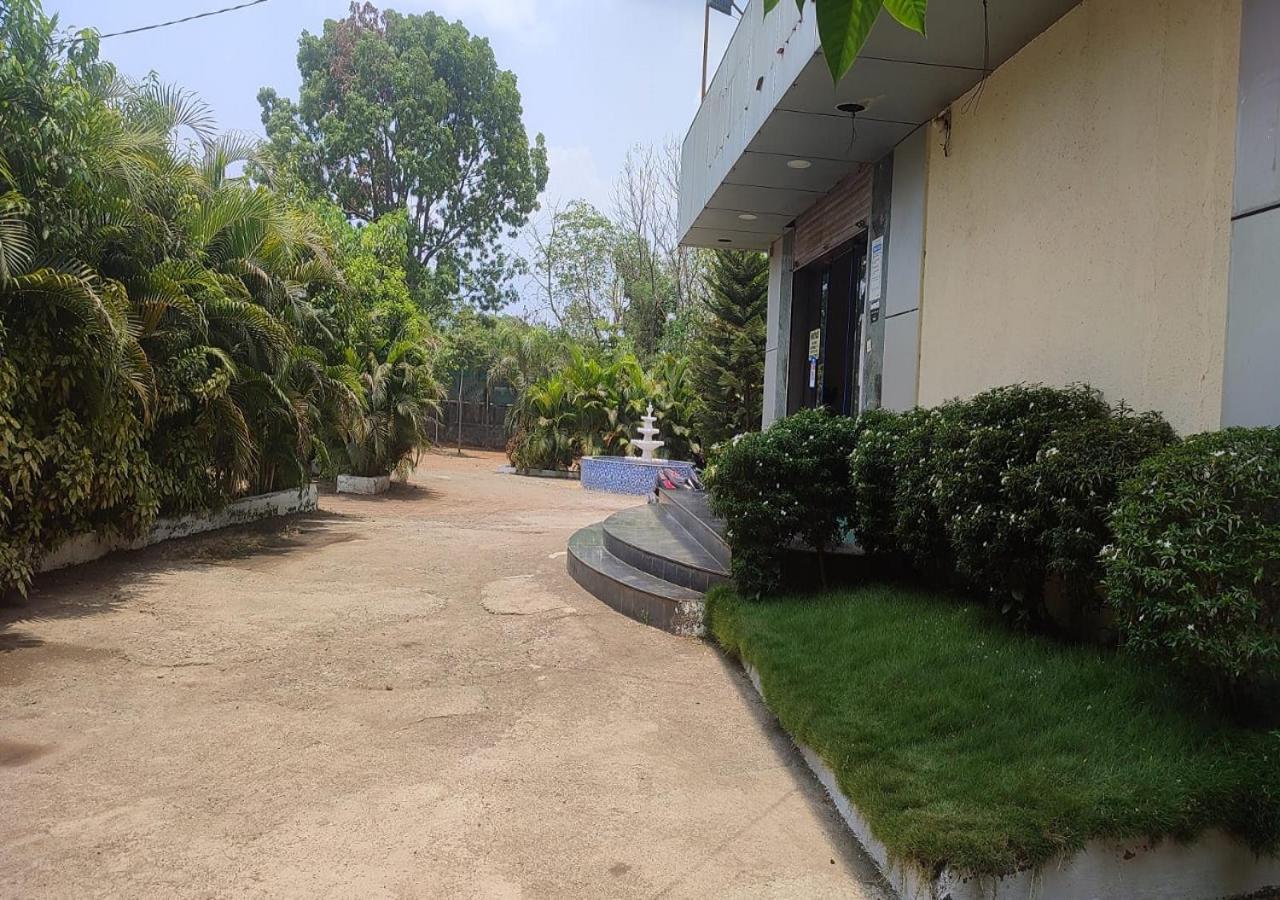 Hotel Metro Palace Resort Karjat Εξωτερικό φωτογραφία